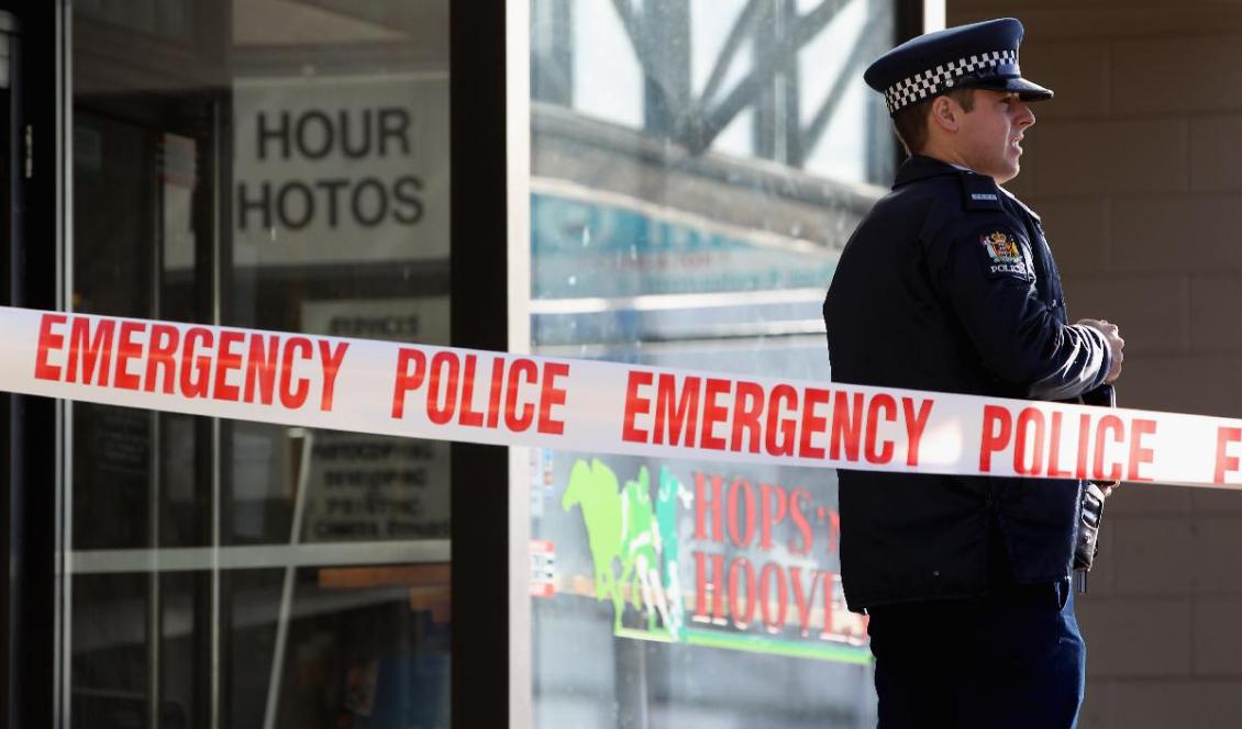 En polis vaktar en brottsplats utanför ett apotek i Mount Albert utanför Auckland, Nya Zeeland. Landet kämpar med stor brottslighet. Foto: Walter/Getty Images
