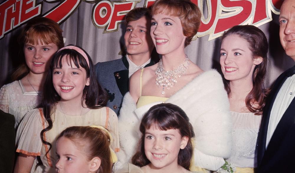 Den brittiska skådespelaren Julie Andrews tillsammans med sex av barnen von Trapp, på premiären av Sound of Music 1965. Foto: Bruce Bailey/Hulton Archive/Getty Images.