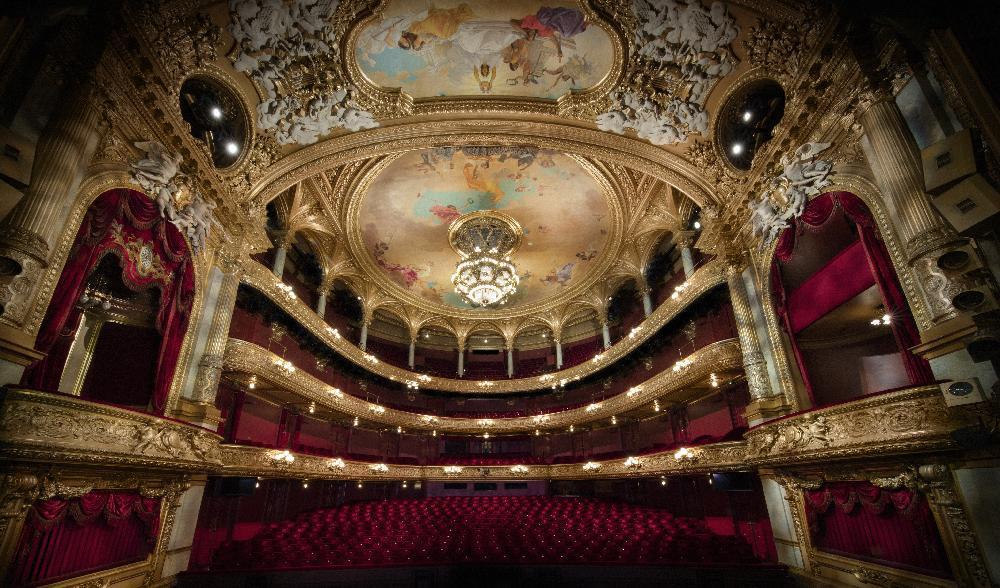 


I Stockholm på Kungliga Operan kan besökare uppleva den utsmyckade salongen och rummen bakom scenen i sommarens guidade turer. Foto: Kungliga Operan/Markus Gårder                                                                                                                                    