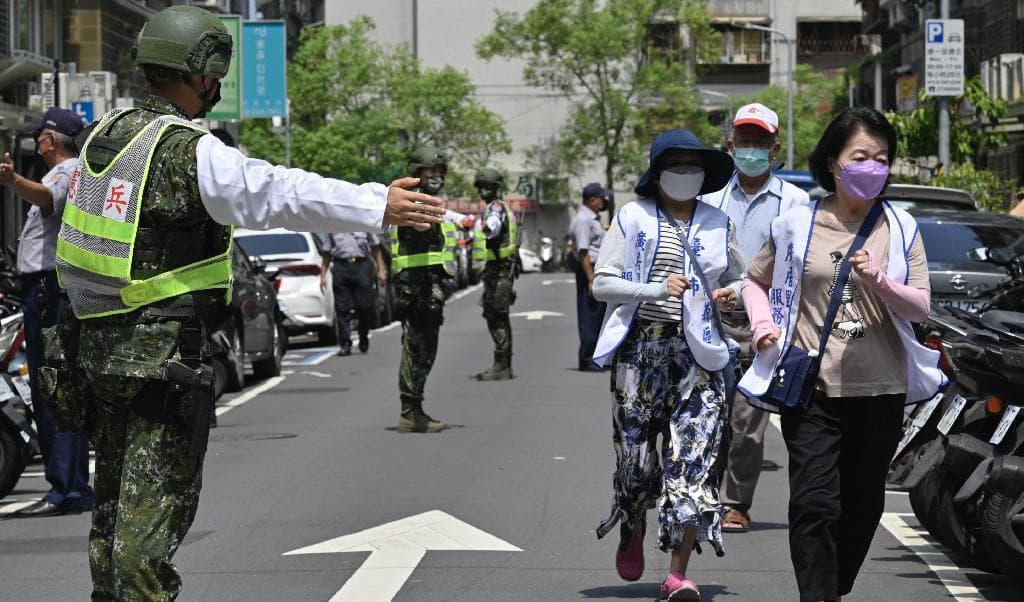 Militär guidar lokalinvånare till skyddsrum under försvarsövningar den 25 juli i Taiwans huvudstad Taipei. Foto: Sam Yeh/AFP via Getty Images