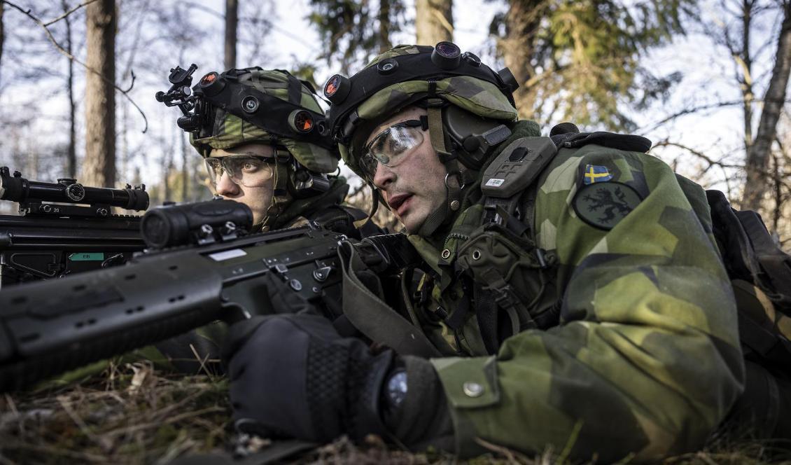 På bilden syns två unga män som gör värnplikten på Göta ingenjörregemente i Eksjö. Foto: Antonia Sehlstedt/Försvarsmakten