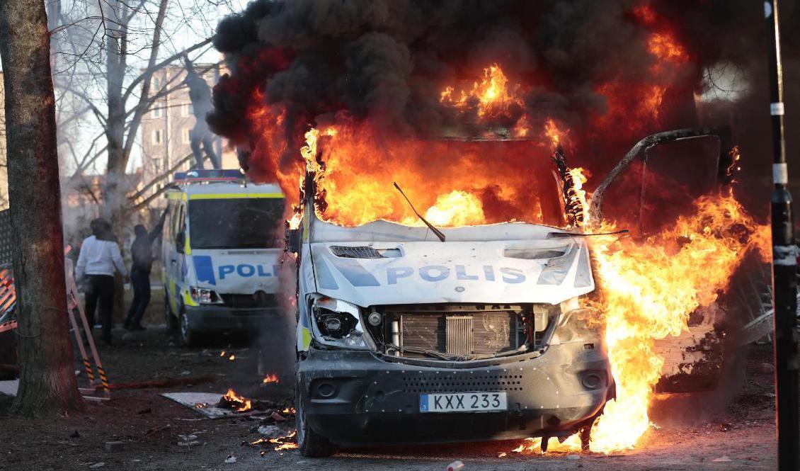En av männen som åtalas misstänks ha kört en av polisbussarna innan den eldades upp i Sveaparken. Arkivbild. Foto: Kicki Nilsson/TT
