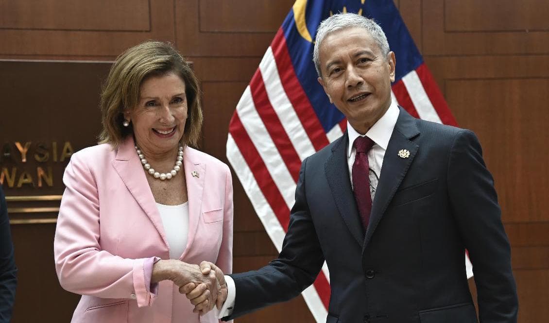 Nancy Pelosi tillsammans med sin malaysiske kollega, talman Azhar Azizan Harun, i parlamentet i Kuala Lumpur på tisdagen. Foto: Malaysias informationsdepartement/AP/TT