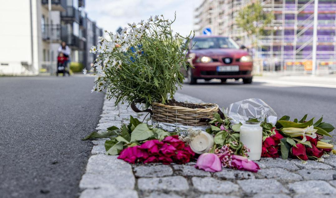 Blommor vid platsen där en kvinna dödades av en bil på Hisingen i Göteborg.  Foto: Adam Ihse/TT