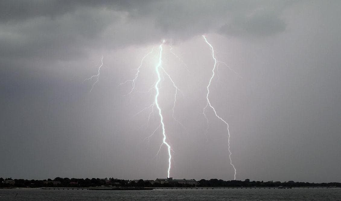 Under torsdagskvällen drar ett åskoväder in över delar av landet. Arkivbild. Foto: Johan Nilsson/TT