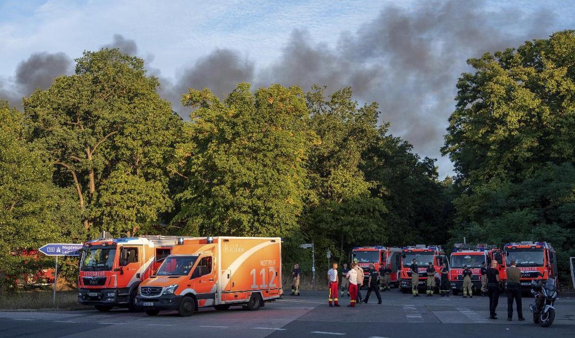 Flera brandkårer har ryckt ut till branden. Foto: Christophe Gateau/DPA/AP/TT