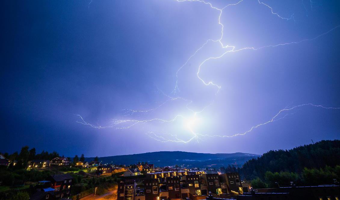 SMHI varnar för åska med kraftigt regn. Arkivbild. Foto: Stian Lysberg Solum/NTB/TT