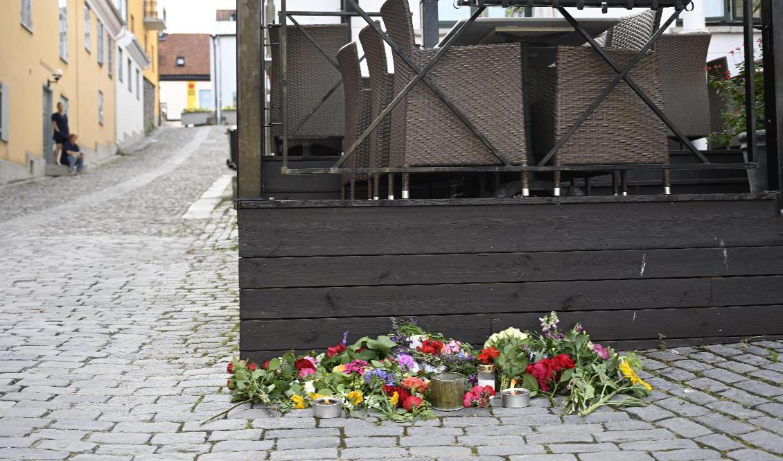 
Blommor vid Donners plats i centrala Visby efter dådet. Arkivbild. Foto: Henrik Montgomery/TT                                            