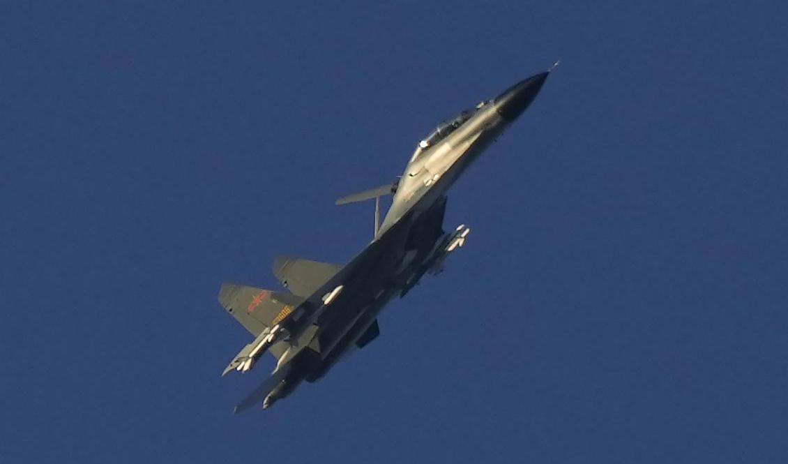 Ett kinesiskt militärflygplan över Taiwan. Foto: Ng Han Guan/AP/TT