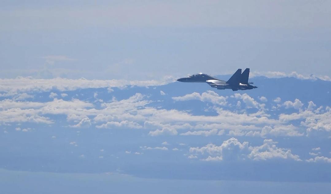 Ett kinesiskt stridsplan övar utanför Taiwans kust. Foto: AP/TT