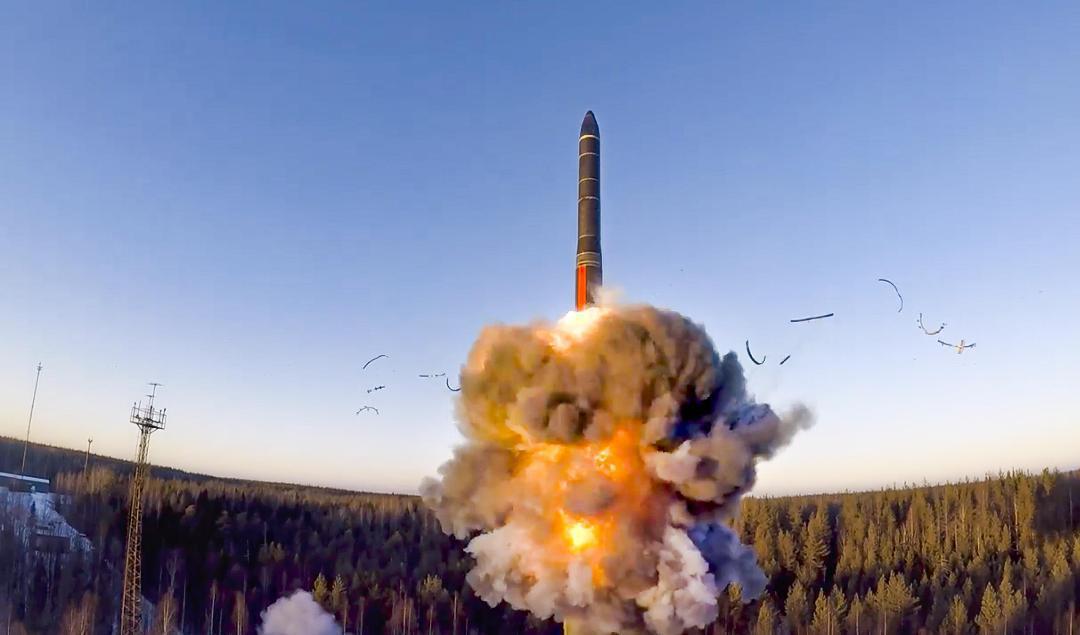 Bilden från en video som distribuerats av det ryska försvarsdepartementet visar en testskjutning av en rysk långdistansrobot i nordvästra Ryssland. Foto: Arkivbild AP/TT