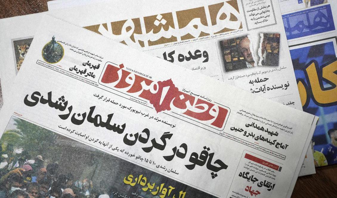 
Framsidan på olika iranska tidningar 13:e augusti 2022, dagen efter attacken på Salman Rushdie. Flera konservativa medier har uttryckt jubel efter dådet. Foto: Vahid Salemi/AP Photo                                            