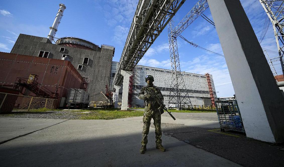 En rysk soldat vid kärnkraftverket Zaporizjzja. Foto: Bild från maj i år. AP/TT