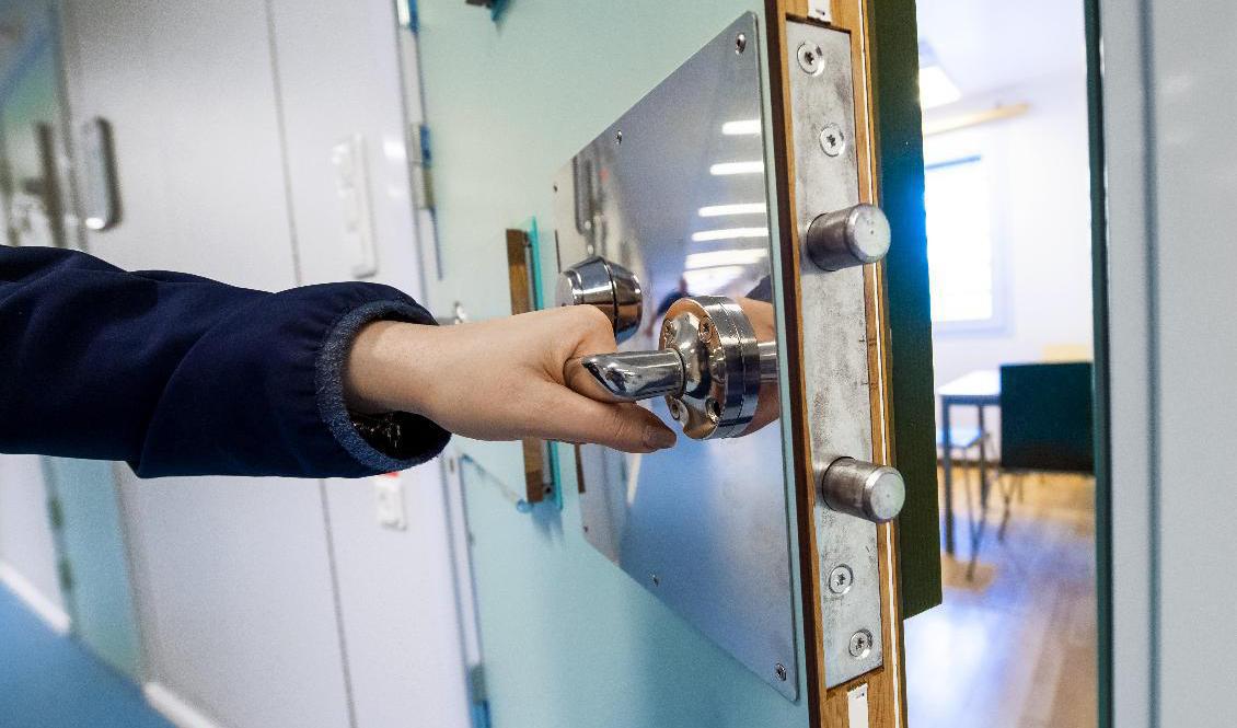 Personalen räcker inte till när Kriminalvården fått allt fler intagna. Arkivbild. Foto: Claudio Bresciani/TT