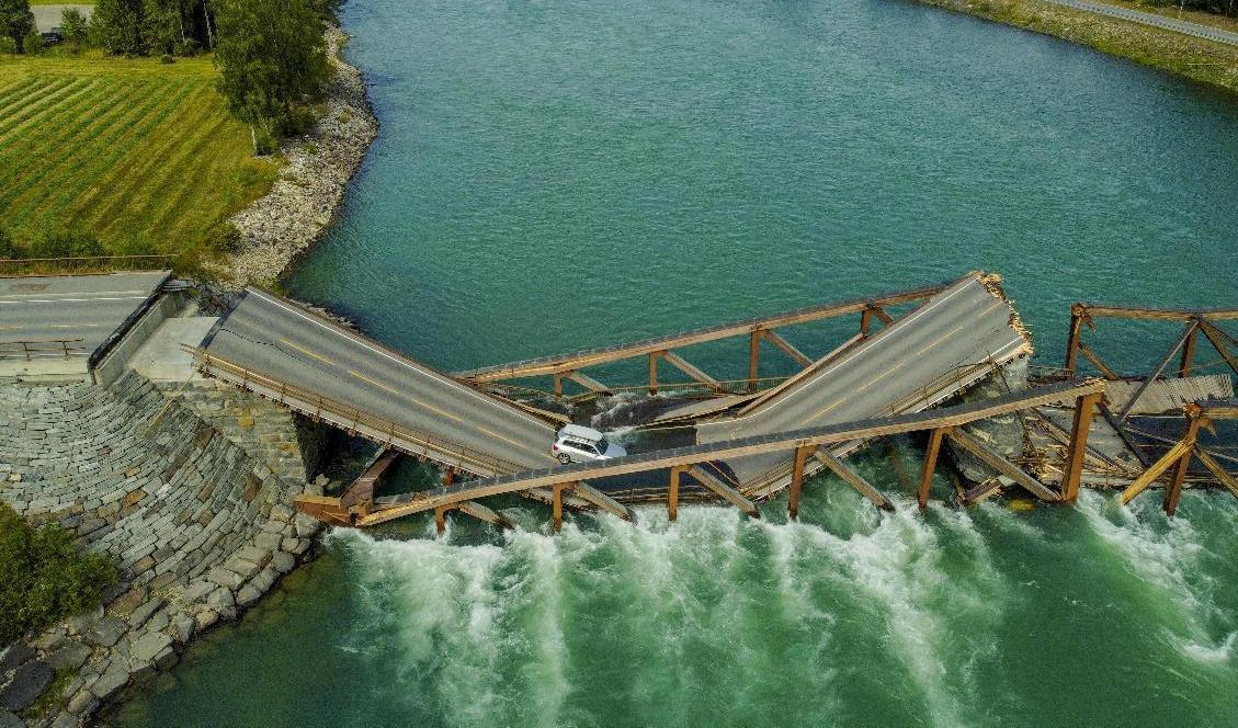 Drönarbild över Trettenbron i Norge som rasade samman under måndagsmorgonen. Foto: Stian Lysberg Solum/TT