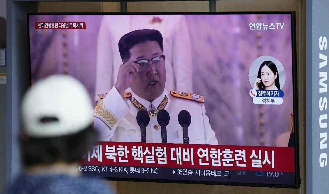En nyhetssändning med arkivbilder på Nordkoreas diktator Kim Jong-Un i samband med ett tidigare vapentest från landet den 5 juni i år. Arkivbild. Foto: Lee Jin-man/AP/TT