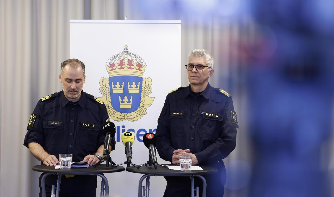 
Kommenderingschef Jonas Hysing (till vänster) tillsammans med rikspolischef Anders Thornberg vid en presskonferens i samband med påskupploppen. Arkivbild. Foto: Fredrik Persson/TT                                            