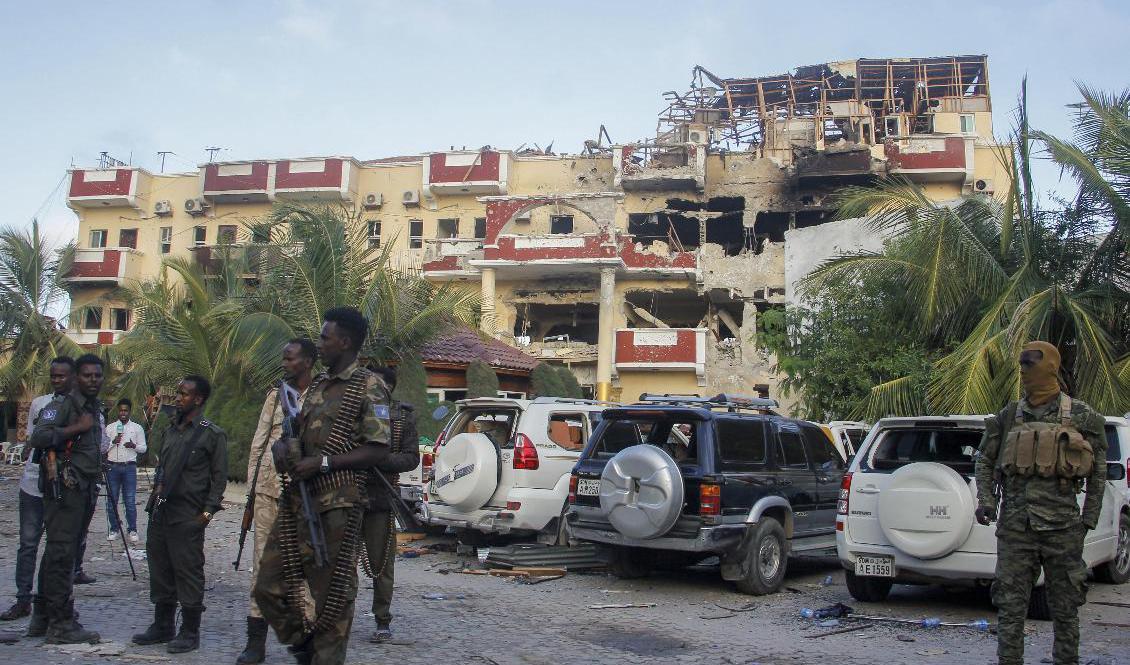 Säkerhetsstyrkor utanför det hotell i Mogadishu som angreps i helgen. Arkivbild. Foto: Farah Abdi Warsameh/AP/TT