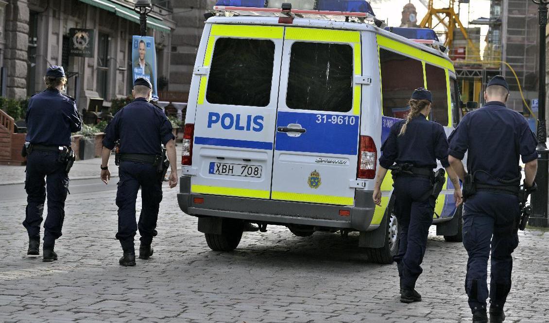 Polisen har gripit flera personer i samband med en utredning om sprängladdningen som lämnades i Kungsträdgården i förra veckan. Bild från i måndags. Foto: Janerik Henriksson/TT