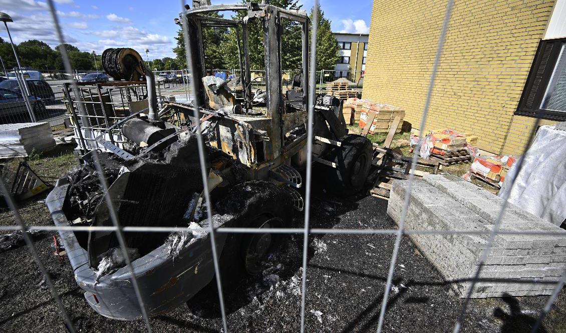 Utbränd hjullastare på Jakobs väg i Kristianstad på lördagen. Det har brunnit på ytterligare åtta ställen i staden under natten och morgonen. Foto: Johan Nilsson/TT