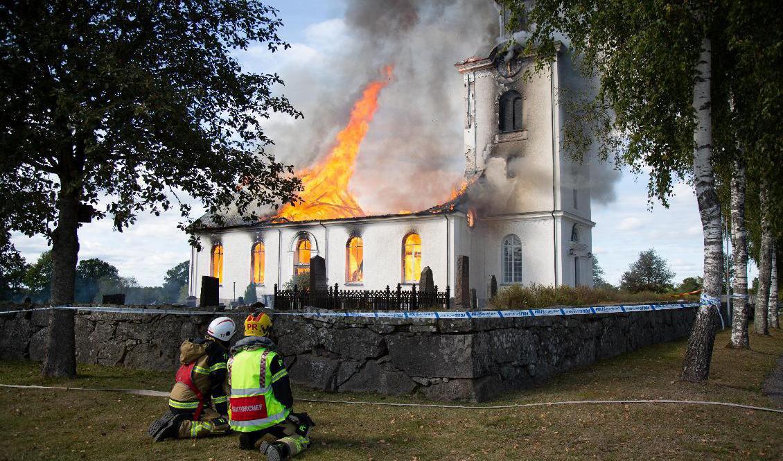 Sjösås nya kyrka norr om Växjö går inte att rädda, enligt räddningstjänsten. Foto: André Larsson/TT