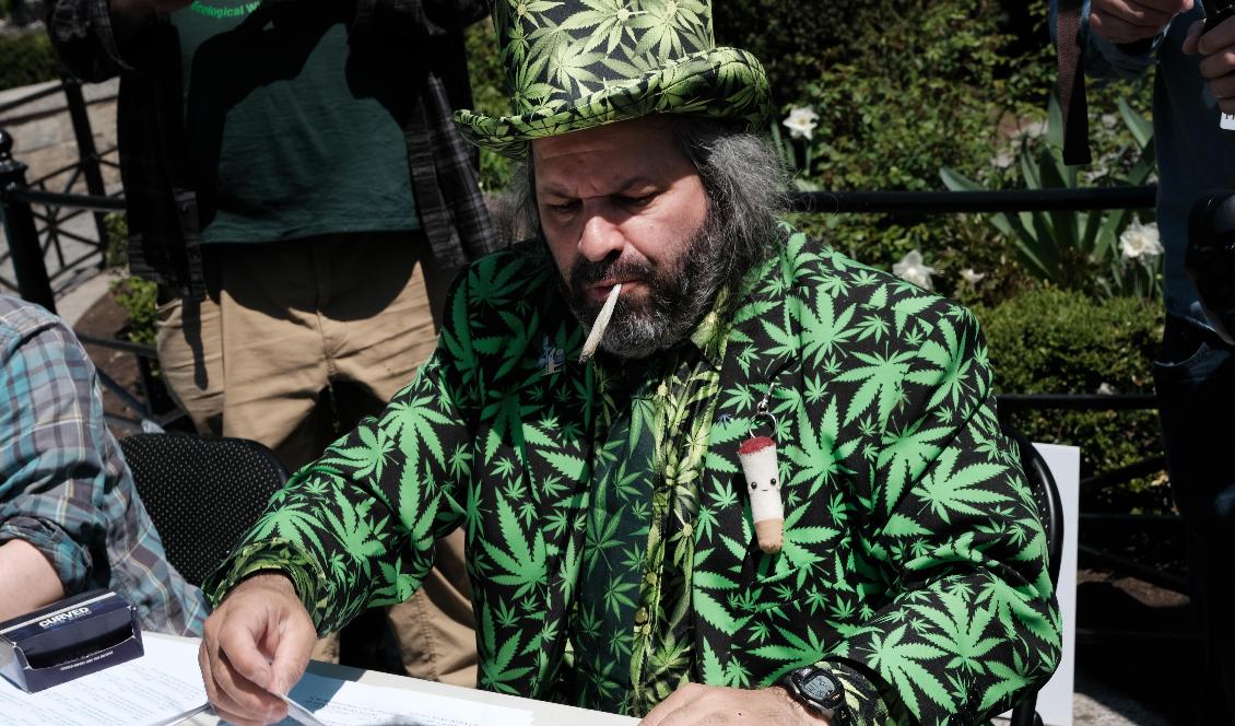 I New York City är det lagligt att röka marijuana. En aktivist delar ut gratis cigaretter till covid-19-vaccinerade den 20 april 2021. Foto: Spencer Platt/Getty Images
