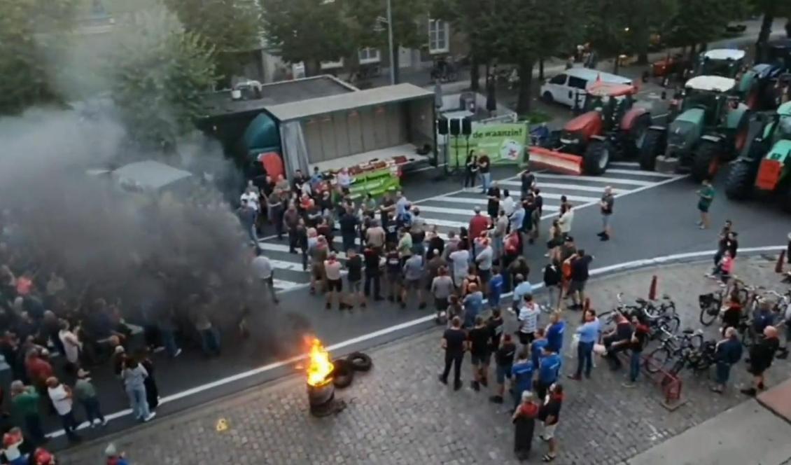 Bönder protesterar i kommunen Hoogstraten i Belgien mot regeringens planer att begränsa kväveutsläpp. Foto: Skärmdump/Twitter