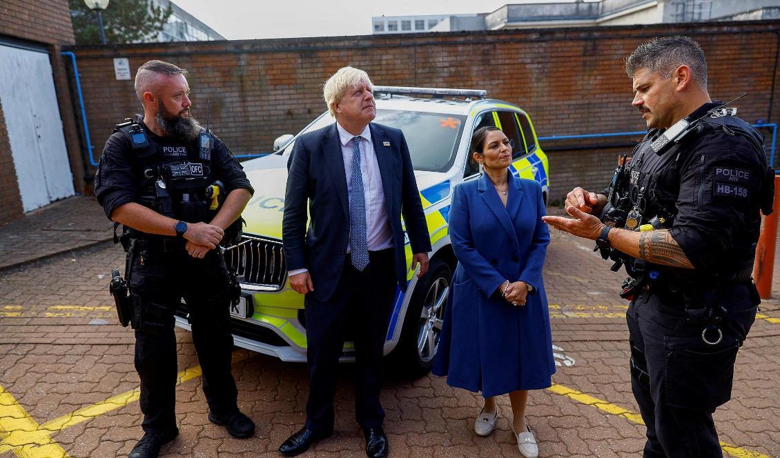 





På bilden syns Storbritanniens premiärminister Boris Johnson och landets inrikesminister i samband med ett besök hos Thames Valley-polisen i Milton Keynes den 31 augusti 2022. Foto: Andrew Boyers/POOL/AFP via Getty Images                                                                                                                                                                                                                                                                        