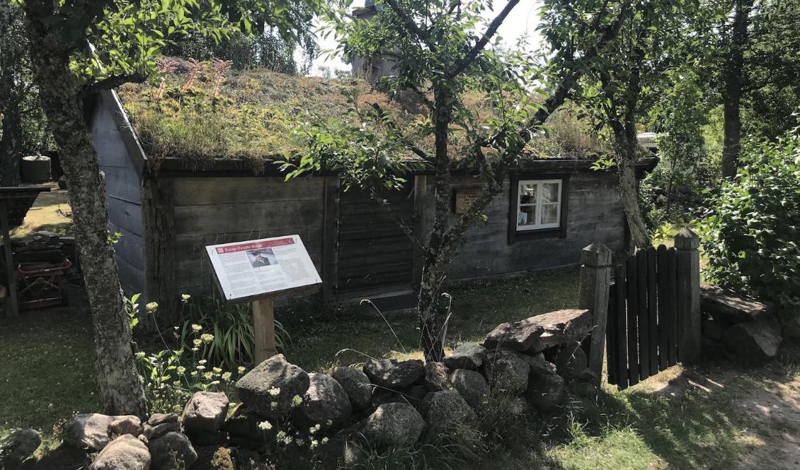 Knap-Ernst stuga ligger mitt i ett villaområde och visar på skillnaden mellan hur en arbetare kunde leva på 1800-talet och hur vi lever i dag. Foto: Anton Nilsson