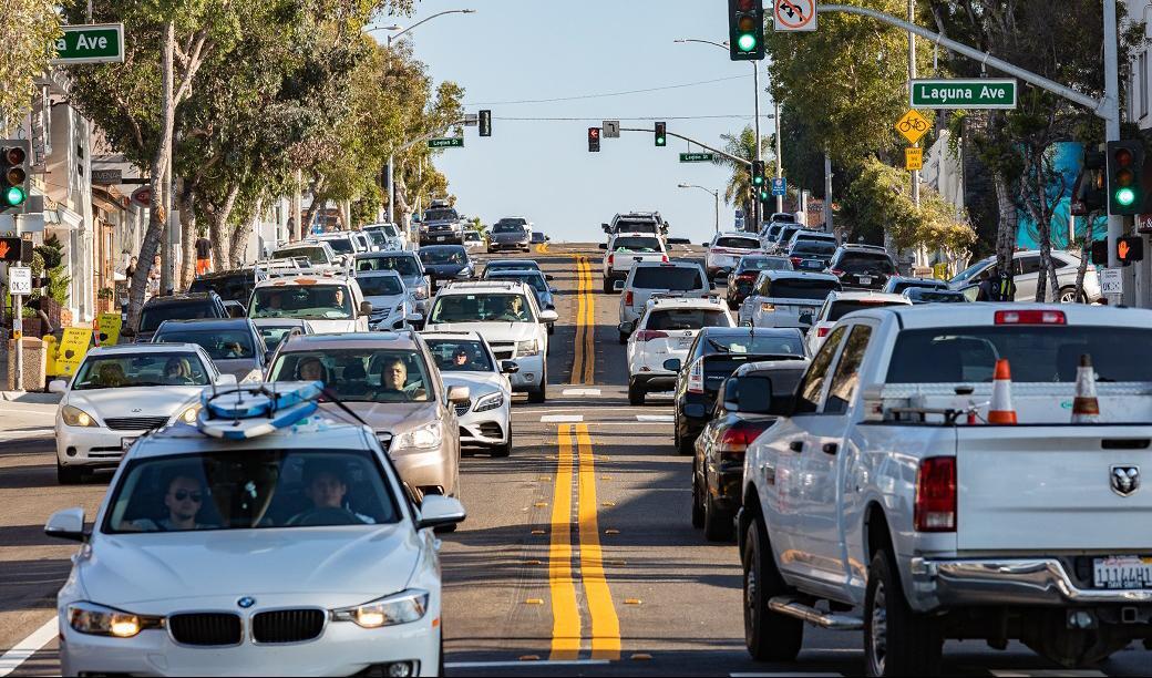 


På bilden syns bilar på Pacific Coast Highway i Laguna Beach i den amerikanska delstaten Kalifornien den 15 oktober 2020. Foto: John Fredricks                                                                                                                                    
