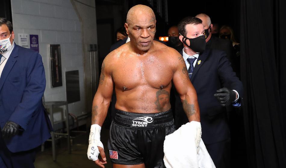 
Mike Tyson lämnar ringen efter oavgjort resultat i uppvisningsmatchen ”Lockdown Knockdown” mot Roy Jones Jr. i Los Angeles den 29 november 2020. Foto: Joe Scarnici/Getty Images                                            
