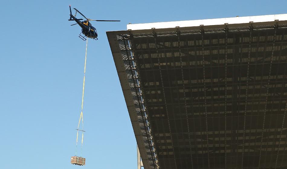 


En helikopter flyttar solpaneler till Melbourne Museum i Australien, 2018. Man installerar över 2 700 paneler på på 1 083kW på fyra museer i Melbourne. Foto: Scott Barbour/Getty Images                                                                                                                                    