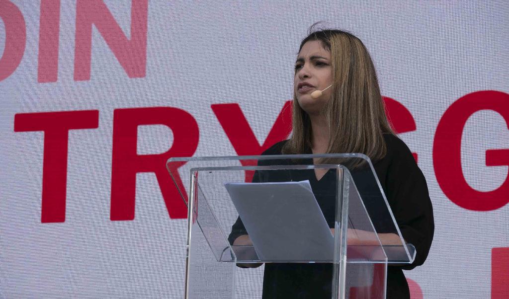 Nooshi Dadgostar vill lika lite som partiledarkamraterna i S, MP och C göra tjänstemän straffansvariga för vad de gör på jobbet. Foto: Bilbo Lantto