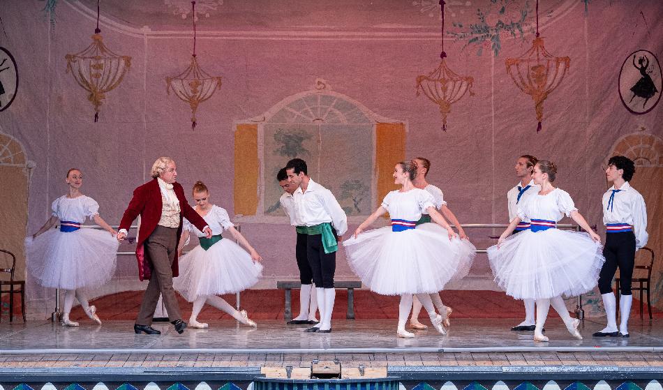 Tivoli Baletteater i öppningsscenen ur Bournonville-afton vid Pantomimteatern i Köpenhamn. Foto: Annett Ahrends