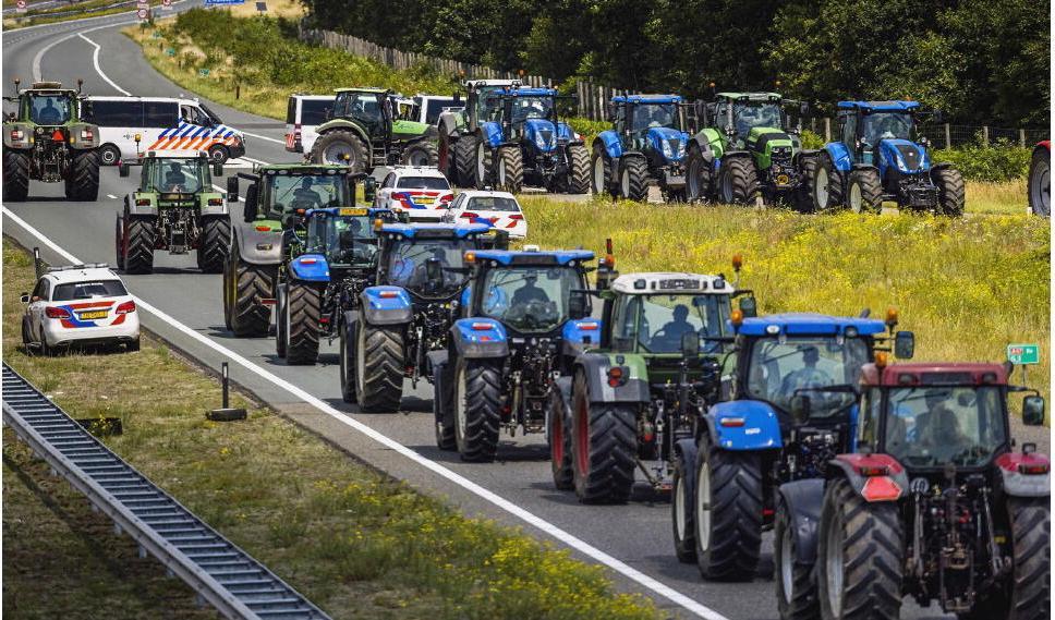 

Nederländska bönder protesterar mot minskade utsläpp i jordbruket. En ny studie visar att Kanadas bönder är oroade över en liknande utveckling.Foto: Rob Engelaar/ANP/AFP via Getty Images                                                                                        