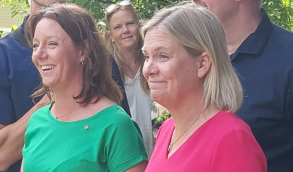 Magdalena Andersson och biståndsminister Matilda Ernkrans fick en kort guidning av Open Art i Örebro. Foto: Camilla Johansson