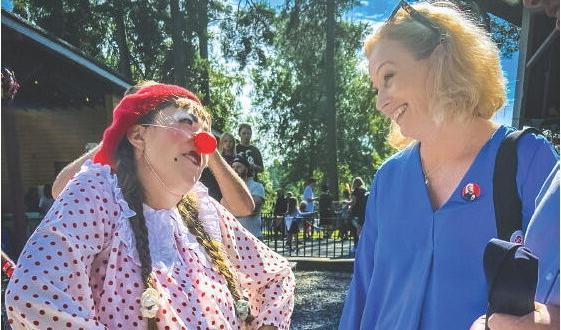 
Kulturminister Jeanette Gustafsdotter besökte bland annat Värmlands Cirkusfestival den 20 augusti. Bild från kulturministerna FB-sida.                                            