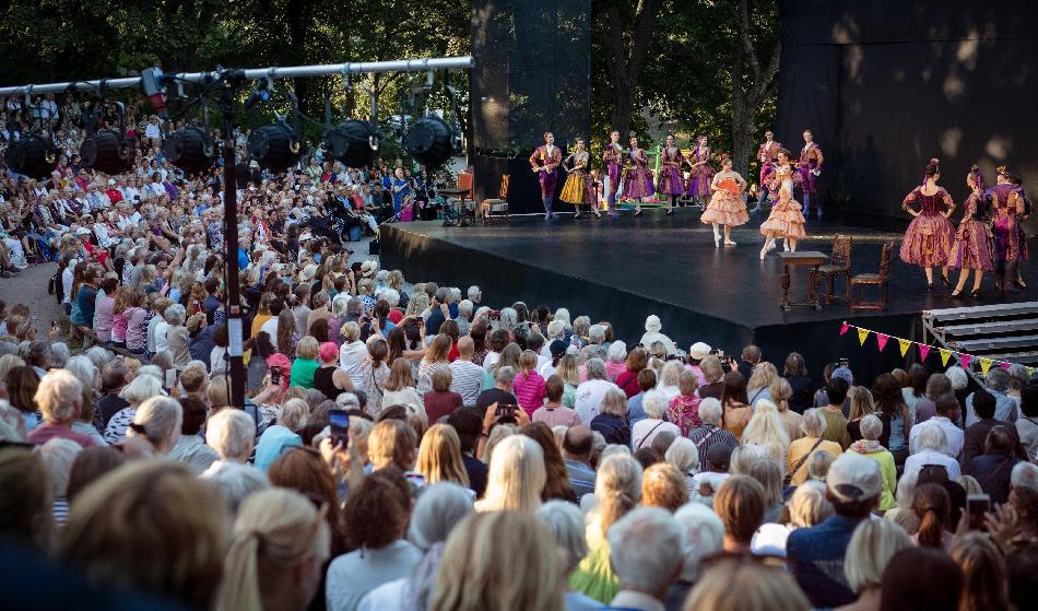 Kungliga Baletten framför scener ur den berömda baletten Don Quijote inför en fullsatt publik i Vitabergsparken. Föreställningen har nypremiär på Kungliga Operan den 9 september. Foto: Limgöoga Operan/Johanna Hanno