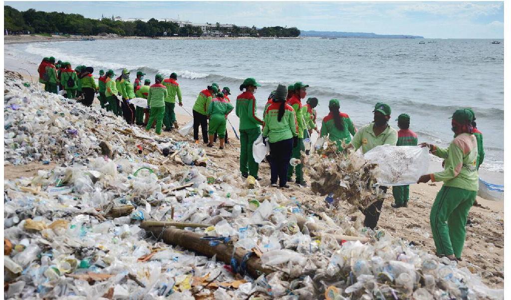 
Insamling av plastavfall på Bali förra året. Forskarkåren har gjort bedömningen att om utvecklingen med föroreningar fortsätter så kommer det år 2050 att finnas mer plast än fisk i haven. Foto:Sonny Tumbelaka/AFP via Getty Images                                             