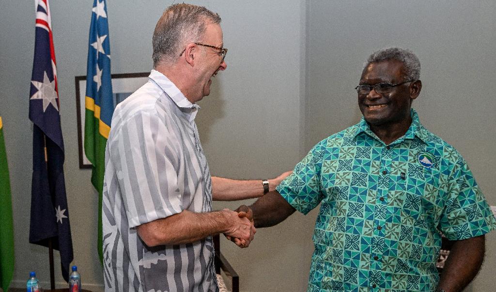 Australiens premiärminister Anthony Albanese tillsammans med Salomonöarnas premiärminister Manasseh Sogovare på Fijiöarna i juli 2022. Foto: Joe Armao/Pool/AFP via Getty Images