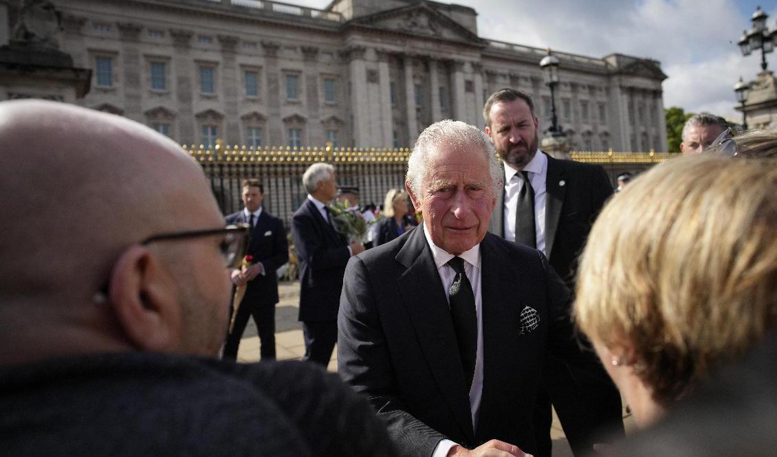 Kung Charles III möter sörjande utanför Buckingham Palace under fredagen. Foto: Christophe Ena/AP/TT