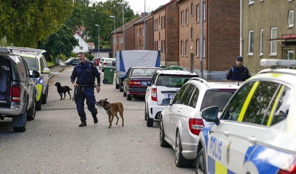 Avspärrningar och polis på plats i centrala Ulricehamn efter misstänkt dubbelmord i en lägenhet under natten. Foto: Björn Larsson Rosvall/TT