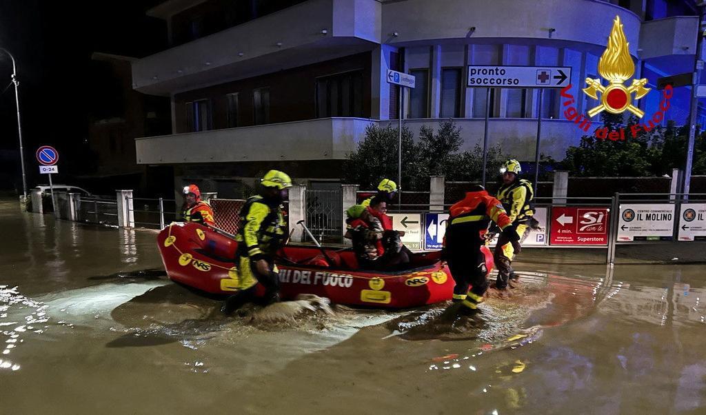 Räddningsarbetare räddar människor med en gummiflotte på översvämmade gator efter häftiga skyfall i Marche-regionen i Italien. Foto: Vigili del Fuoco via Reuters/TT