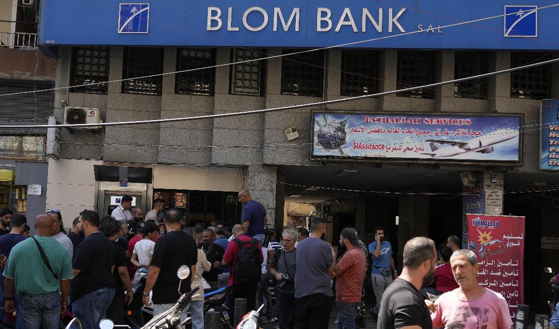 En man tog under fredagsmorgonen gisslan på en BLOM-bank i Beirut för att få ut sina besparingar, ett i raden av många "rån" från desperata kunders sida. Foto: Bilal Hussein/AP/TT
