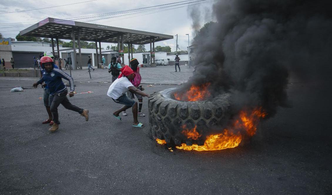 Haitier fortsätter att protestera. Foto: Odelyn Joseph/AP/TT