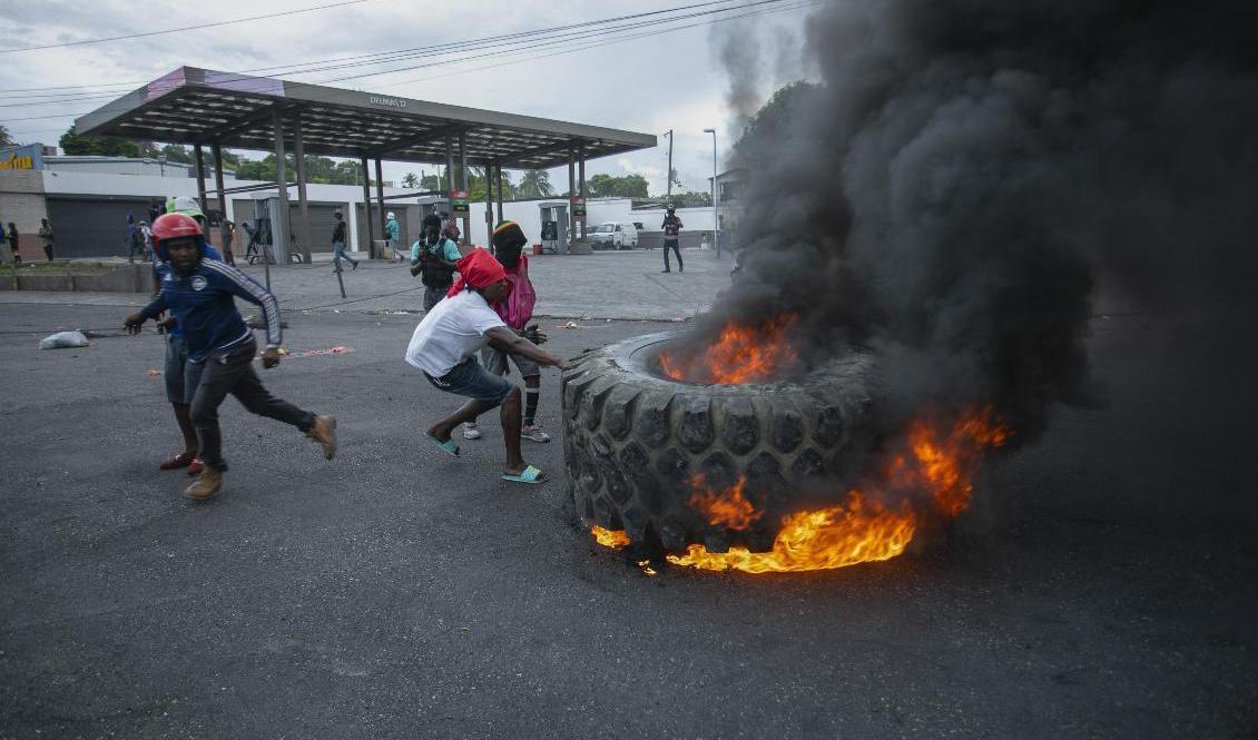 
Haitier fortsätter att protestera. Foto: Odelyn Joseph/AP/TT                                            