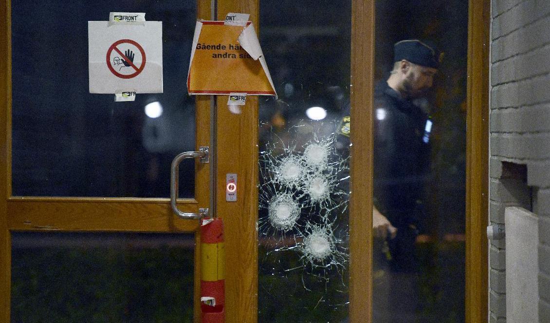 Flera skott sköts mot mot en dörr i stadsdelen Årby i Eskilstuna. Foto: Urban Andersson/TT