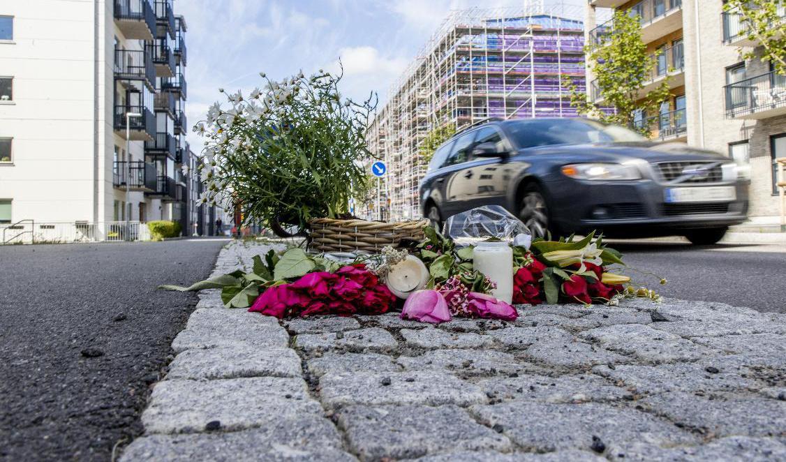 Blommor och ljus på platsen där en kvinna och man blev påkörda, ett par dagar efter händelsen i juli. Arkivbild. Foto: Adam Ihse/TT