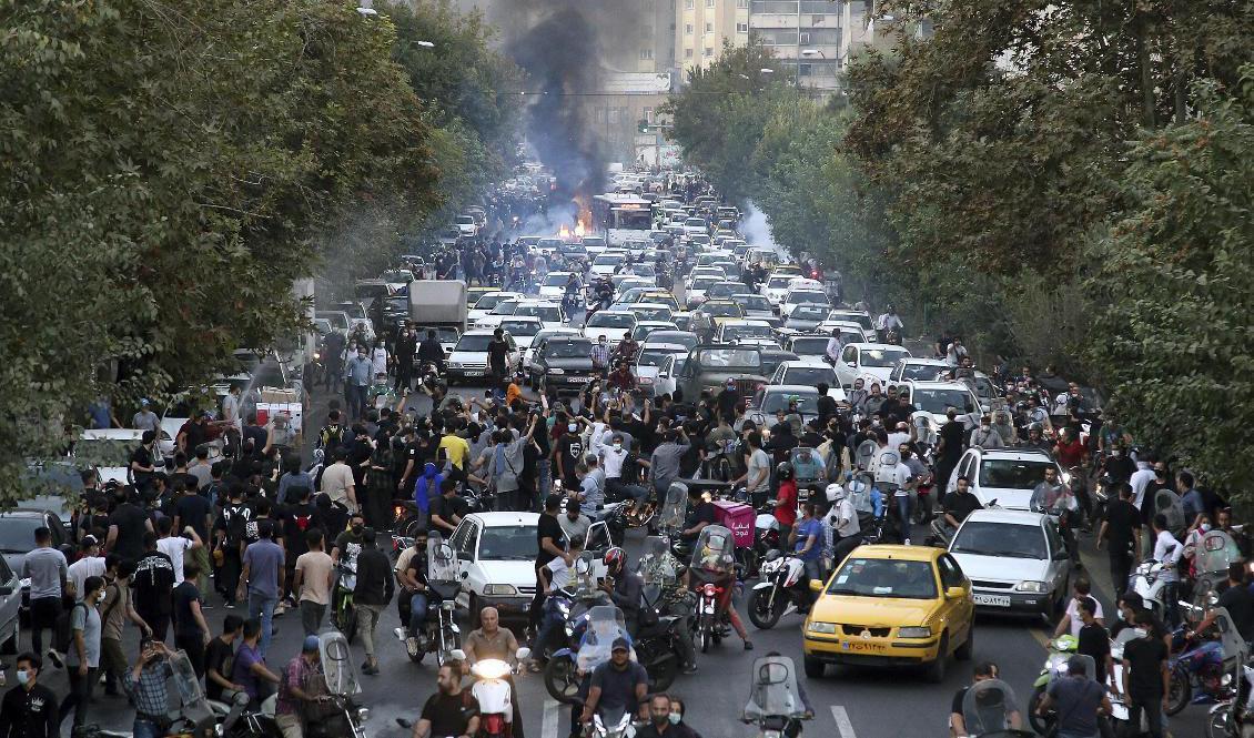 Protester i Teheran. Bilden togs i onsdags av en privatperson som skickade den vidare till nyhetsbyrån AP. Foto: AP/TT