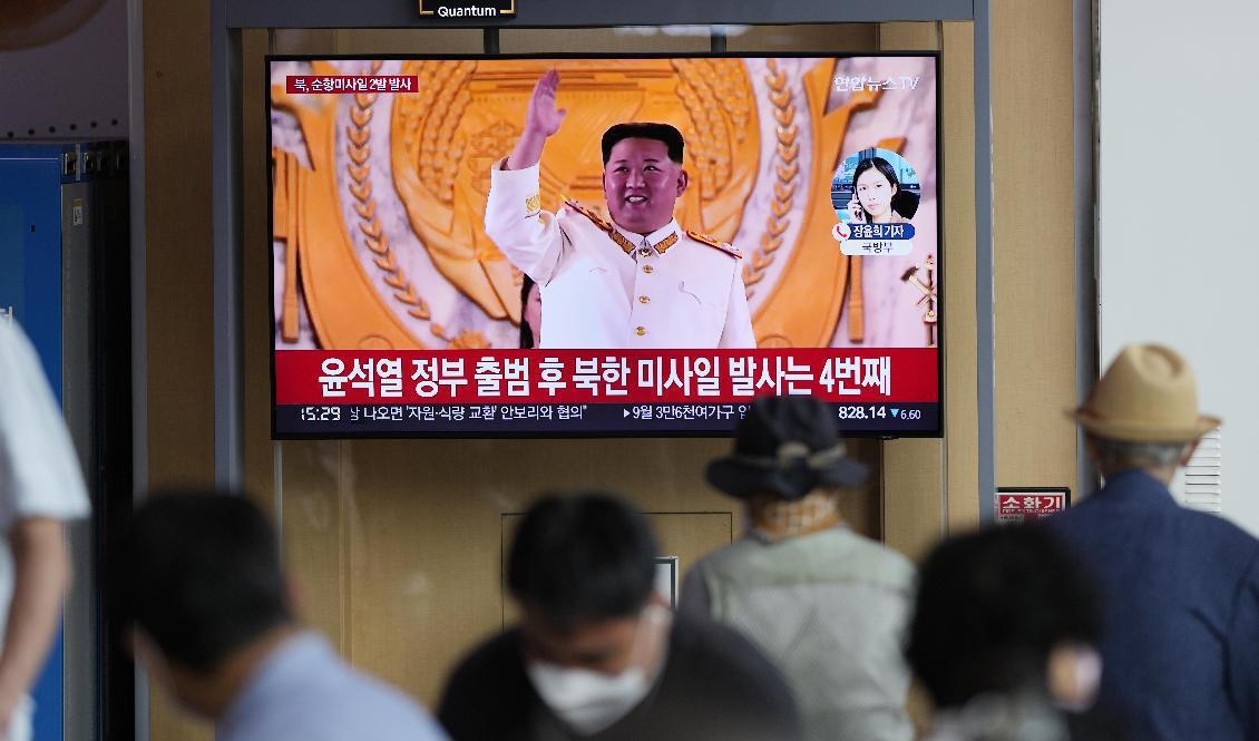 Nordkoreas ledare Kim Jong-un på tv i det offentliga i Seoul. Arkivbild. Foto: Lee Jin-man/AP/TT